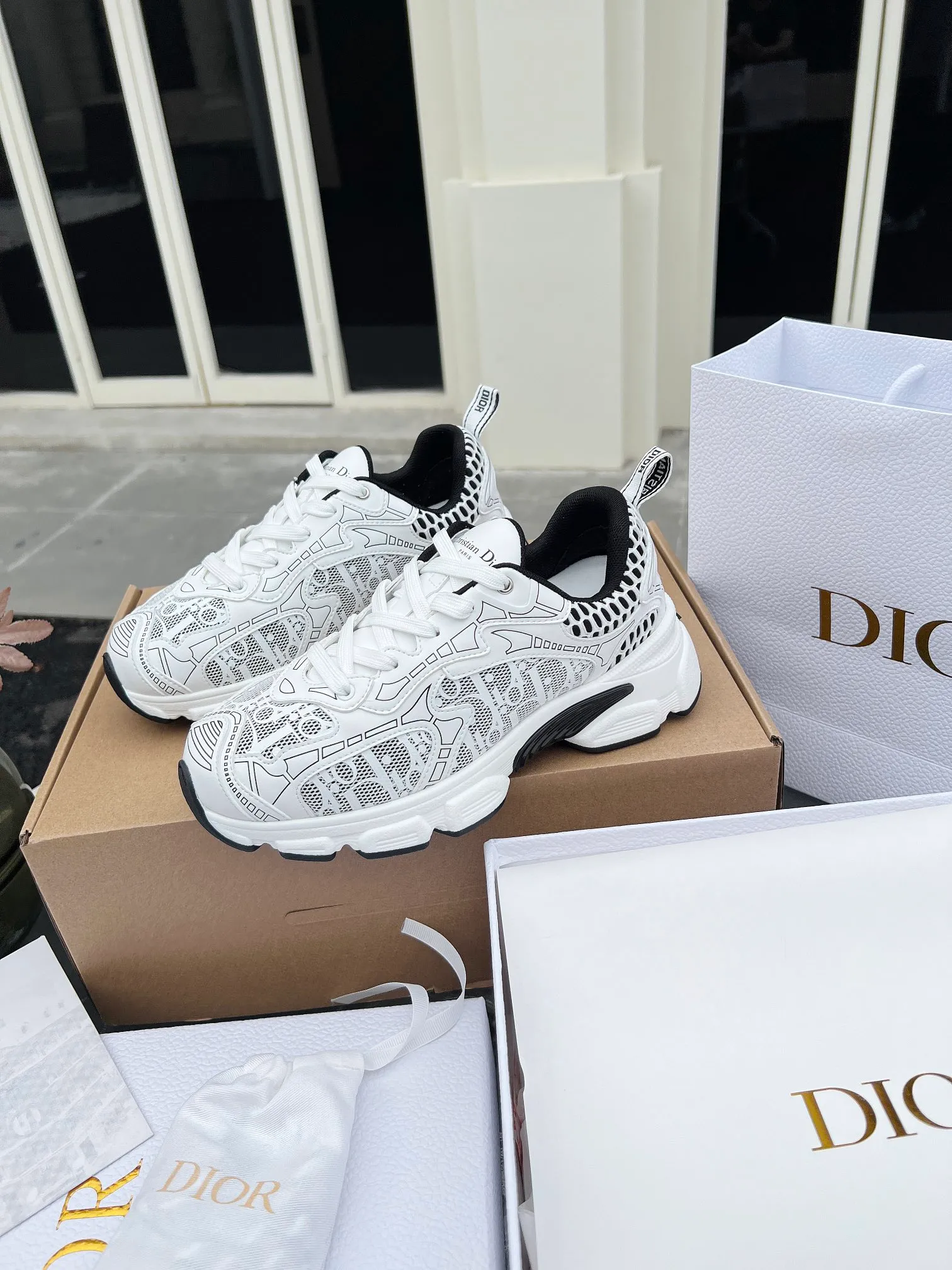 👟👟Ex-factory price 600👟👟 High version couple model🍸 Dior Dior | 2024 ˢˢDilraba, many stars have the same style. L’s 2024 spring and summer new products. The latest popular Chrono series, thick-soled mesh color-blocking running shoes, dad shoes, casual sports shoes series〰 Original purchase, development and production👍🏻This Dior Chrono sneaker is made of white and black mesh fabric with leather effect panels. The CD logo on both sides, the star patch on the tongue and the Dior logo on the heel, many details highlight the style. The two-tone laces, lightweight sole and star embellishment allow for a casual look all year round, complementing a variety of casual or elegant pieces. ♺Upper: Original imported first-layer cowhide + mesh ♺Inner lining: Original customized breathable lining ♺Outsole: Original molded EVA super light and super soft outsole ♺Heel height: 4.5cm ♺Size: Female 35-41 Male 39-45 (Female 40.41 Male 45 customized)